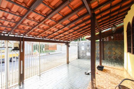 Casa à venda com 400m², 5 quartos e 4 vagas Casa à venda com 400m², 5 quartos e 4 vagasVaranda