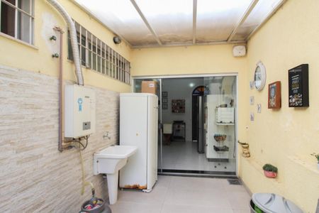 Casa à venda com 400m², 5 quartos e 4 vagas Casa à venda com 400m², 5 quartos e 4 vagasVaranda