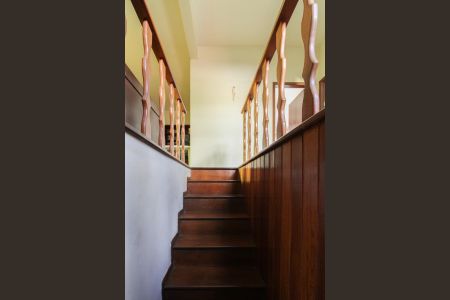 Casa à venda com 400m², 5 quartos e 4 vagas Casa à venda com 400m², 5 quartos e 4 vagasEscada