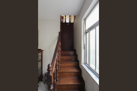 Casa à venda com 400m², 5 quartos e 4 vagas Casa à venda com 400m², 5 quartos e 4 vagasEscada