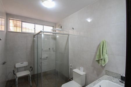 Casa à venda com 400m², 5 quartos e 4 vagas Casa à venda com 400m², 5 quartos e 4 vagasBanheiro Social
