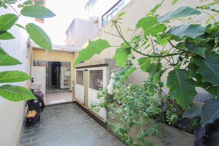 Casa à venda com 400m², 5 quartos e 4 vagas Casa à venda com 400m², 5 quartos e 4 vagasCorredor