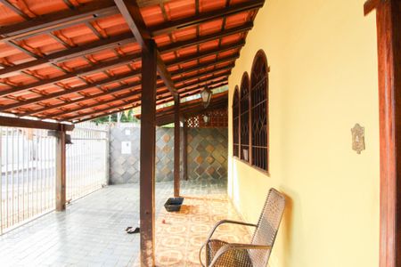 Casa à venda com 400m², 5 quartos e 4 vagas Casa à venda com 400m², 5 quartos e 4 vagasVaranda