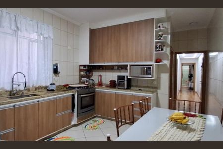 Casa à venda com 250m², 3 quartos e 2 vagasCozinha 