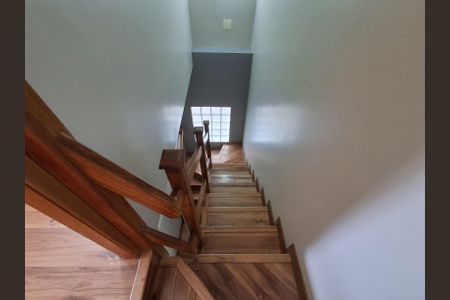 Casa à venda com 250m², 3 quartos e 2 vagasEscada