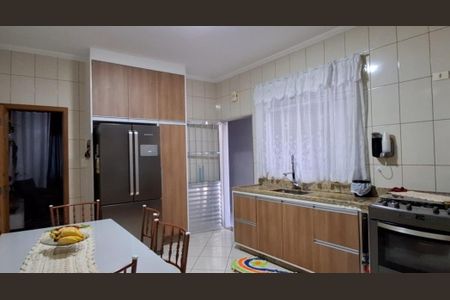 Casa à venda com 250m², 3 quartos e 2 vagasCozinha 