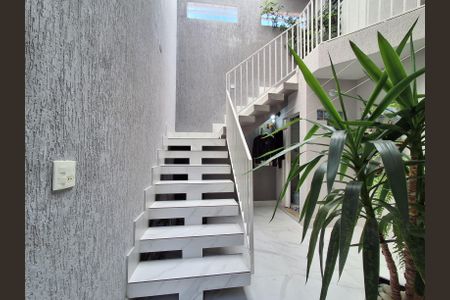 Casa à venda com 250m², 3 quartos e 2 vagasEscada