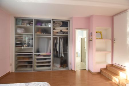 Casa de condomínio à venda com 280m², 5 quartos e 5 vagasSuíte 2