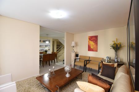 Casa de condomínio à venda com 280m², 5 quartos e 5 vagasSala