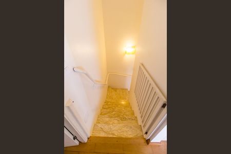 Casa de condomínio para alugar com 260m², 3 quartos e 2 vagas Casa de condomínio para alugar com 260m², 3 quartos e 2 vagasEscada