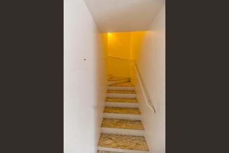 Casa de condomínio para alugar com 260m², 3 quartos e 2 vagas Casa de condomínio para alugar com 260m², 3 quartos e 2 vagasEscada