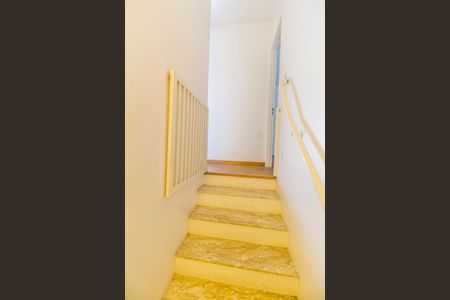 Casa de condomínio para alugar com 260m², 3 quartos e 2 vagas Casa de condomínio para alugar com 260m², 3 quartos e 2 vagasEscada