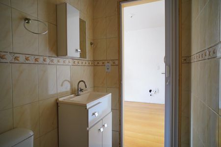 Banheiro  de apartamento para alugar com 1 quarto, 48m² em Agronomia, Porto Alegre