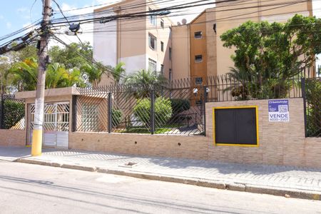 Apartamento à venda com 56m², 3 quartos e 1 vagaFachada do condomínio - Placa instalada no muro do condomínio - Código da placa: HBJM-76
