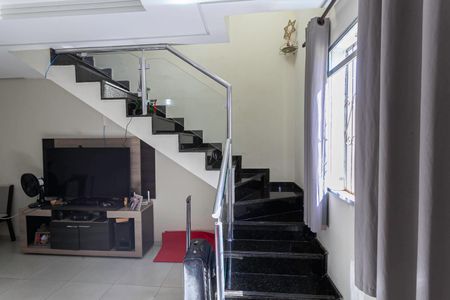 Casa de condomínio à venda com 69m², 2 quartos e 1 vagaEscada