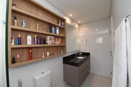 Casa de condomínio para alugar com 148m², 3 quartos e 4 vagasBanheiro da Suíte