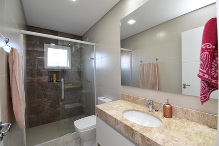 Casa de condomínio para alugar com 148m², 3 quartos e 4 vagasBanheiro 