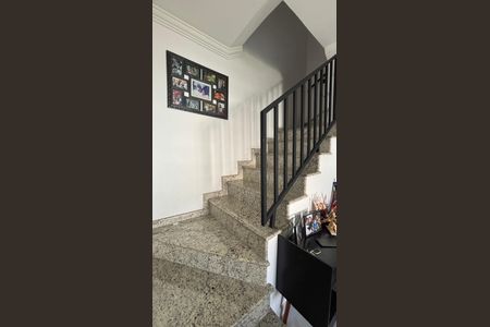 Casa à venda com 119m², 2 quartos e 2 vagasEscada
