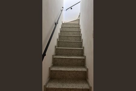 Casa à venda com 119m², 2 quartos e 2 vagasEscada