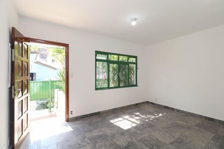 Casa à venda com 250m², 3 quartos e 4 vagasSala