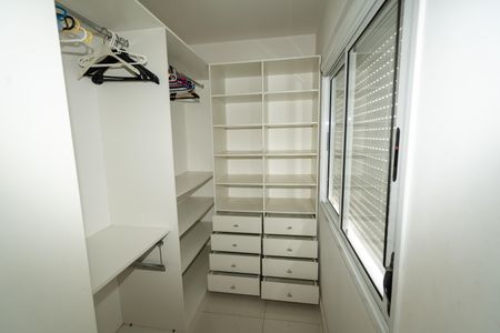 Closet da suíte de apartamento à venda com 3 quartos, 69m² em Vila Ipiranga, Porto Alegre