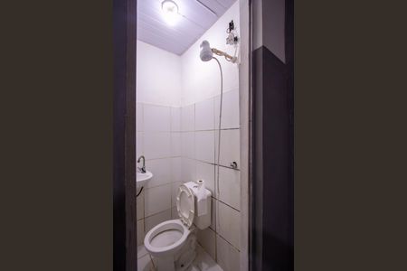 Banheiro de kitnet/studio para alugar com 0 quarto, 20m² em Vila Lage, São Gonçalo