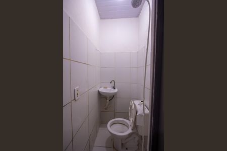 Banheiro de kitnet/studio para alugar com 0 quarto, 20m² em Vila Lage, São Gonçalo
