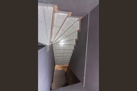 Casa para alugar com 90m², 2 quartos e 1 vagaEscada