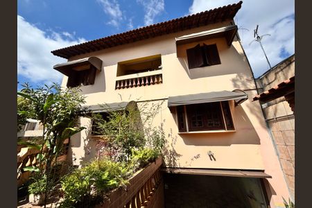 Casa à venda com 380m², 4 quartos e 4 vagasFachada