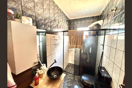 Casa à venda com 380m², 4 quartos e 4 vagasBanheiro 2