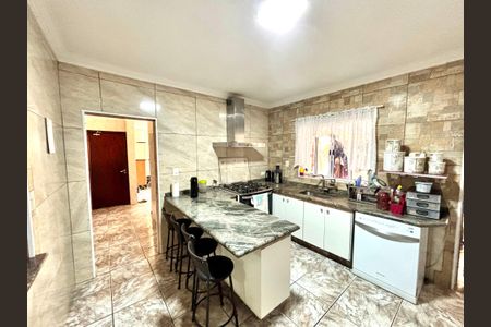 Casa à venda com 380m², 4 quartos e 4 vagasCozinha