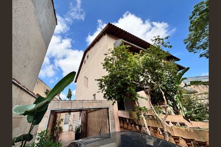Casa à venda com 380m², 4 quartos e 4 vagasFachada