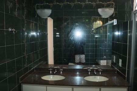 Casa de condomínio para alugar com 591m², 7 quartos e 4 vagasBanheiro Suíte
