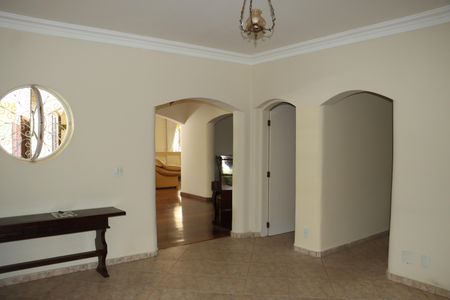 Sala de casa de condomínio para alugar com 7 quartos, 591m² em Chácaras Eliana, Cotia