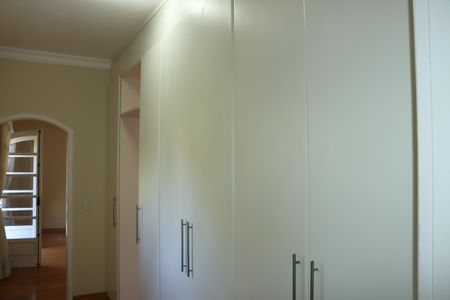 Casa de condomínio para alugar com 591m², 7 quartos e 4 vagasCloset do quarto