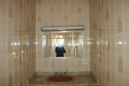 Casa de condomínio para alugar com 591m², 7 quartos e 4 vagasBanheiro da Suíte 2