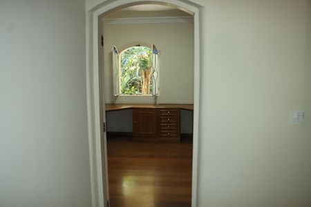 Casa de condomínio para alugar com 591m², 7 quartos e 4 vagasCorredor