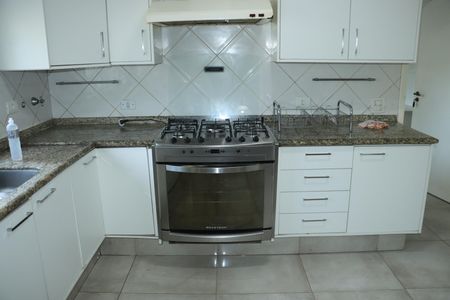 Casa de condomínio para alugar com 591m², 7 quartos e 4 vagasCozinha