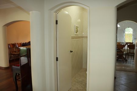 Casa de condomínio para alugar com 591m², 7 quartos e 4 vagasCorredor