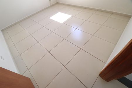 Quarto 1 de apartamento para alugar com 2 quartos, 45m² em Jardim Ipanema, Uberlândia