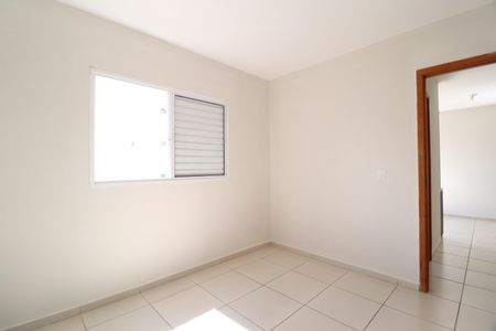 Quarto 1 de apartamento para alugar com 2 quartos, 45m² em Jardim Ipanema, Uberlândia