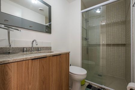 Banheiro de kitnet/studio para alugar com 1 quarto, 28m² em Pinheiros, São Paulo