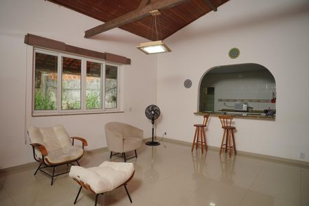 Sala de casa para alugar com 4 quartos, 600m² em Itapeba, Maricá