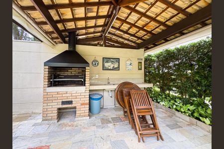 Apartamento à venda com 64m², 3 quartos e 1 vaga Apartamento à venda com 64m², 3 quartos e 1 vagaPergola com churrasqueira e mesa de madeira, com vista para o jardim.