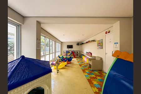 Sala de brinquedos com mobília colorida e brinquedos espalhados pelo chão. de apartamento à venda com 3 quartos, 64m² em Paulicéia, São Bernardo do Campo