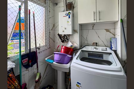 Apartamento à venda com 64m², 3 quartos e 1 vaga Apartamento à venda com 64m², 3 quartos e 1 vagaLavanderia comum com geladeira, fogão e pia, com janela pequena e iluminação boa.