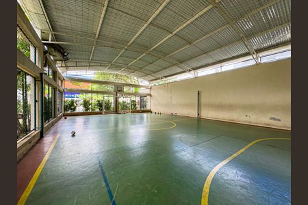Apartamento à venda com 64m², 3 quartos e 1 vaga Apartamento à venda com 64m², 3 quartos e 1 vagaQuadra de futsal com piso de gesso e telhado de madeira, com luz natural e equipamentos de futsal.