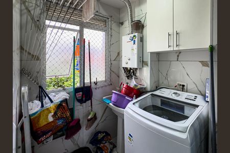 Apartamento à venda com 64m², 3 quartos e 1 vaga Apartamento à venda com 64m², 3 quartos e 1 vagaLavanderia comum com geladeira e fogão, iluminada por luz natural e com mobiliário simples.