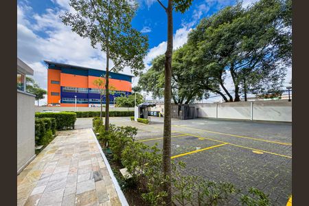 Apartamento à venda com 64m², 3 quartos e 1 vaga Apartamento à venda com 64m², 3 quartos e 1 vagaPátio com árvores e edifício de apartamentos em São Paulo.