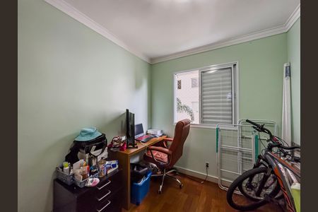 Quarto com móveis e equipamentos de lavanderia, com uma janela e um balcão. de apartamento à venda com 3 quartos, 64m² em Paulicéia, São Bernardo do Campo